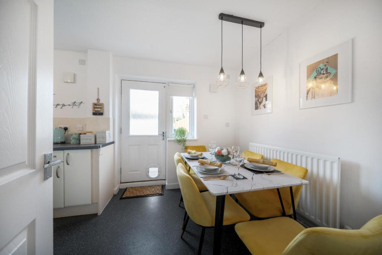 Stylish 3 Bed House, Large Garden, Parking, Wifi - Esho Stays โคเวนทรี ภายนอก รูปภาพ